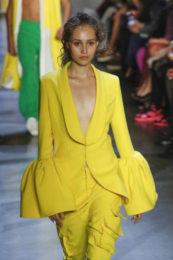 New York, Ny - Eylül 09: Prabal Gurung pist göster New York moda haftası sırasında bir modeli yürüyüşler: gösterir Galerisi ben New York'ta 9 Eylül 2018 bahar stüdyolarında.