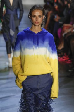 New York, Ny - Eylül 09: Prabal Gurung pist göster New York moda haftası sırasında bir modeli yürüyüşler: gösterir Galerisi ben New York'ta 9 Eylül 2018 bahar stüdyolarında.