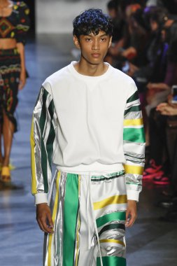 New York, Ny - Eylül 09: Prabal Gurung pist göster New York moda haftası sırasında bir modeli yürüyüşler: gösterir Galerisi ben New York'ta 9 Eylül 2018 bahar stüdyolarında.