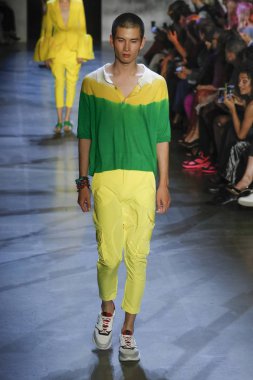 New York, Ny - Eylül 09: Prabal Gurung pist göster New York moda haftası sırasında bir modeli yürüyüşler: gösterir Galerisi ben New York'ta 9 Eylül 2018 bahar stüdyolarında.