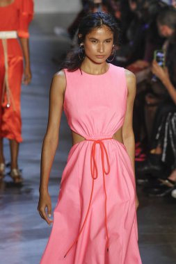 New York, Ny - Eylül 09: Prabal Gurung pist göster New York moda haftası sırasında bir modeli yürüyüşler: gösterir Galerisi ben New York'ta 9 Eylül 2018 bahar stüdyolarında.