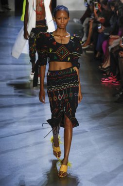 New York, Ny - Eylül 09: Prabal Gurung pist göster New York moda haftası sırasında bir modeli yürüyüşler: gösterir Galerisi ben New York'ta 9 Eylül 2018 bahar stüdyolarında.