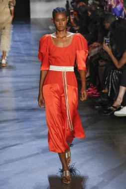 New York, Ny - Eylül 09: Prabal Gurung pist göster New York moda haftası sırasında bir modeli yürüyüşler: gösterir Galerisi ben New York'ta 9 Eylül 2018 bahar stüdyolarında.