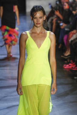 New York, Ny - Eylül 09: Prabal Gurung pist göster New York moda haftası sırasında bir modeli yürüyüşler: gösterir Galerisi ben New York'ta 9 Eylül 2018 bahar stüdyolarında.