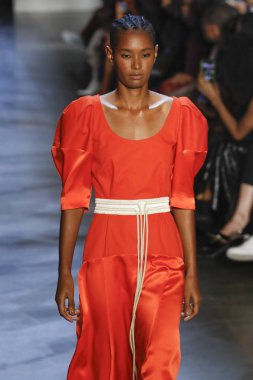 New York, Ny - Eylül 09: Prabal Gurung pist göster New York moda haftası sırasında bir modeli yürüyüşler: gösterir Galerisi ben New York'ta 9 Eylül 2018 bahar stüdyolarında.