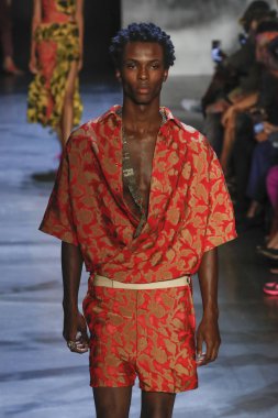 New York, Ny - Eylül 09: Prabal Gurung pist göster New York moda haftası sırasında bir modeli yürüyüşler: gösterir Galerisi ben New York'ta 9 Eylül 2018 bahar stüdyolarında.