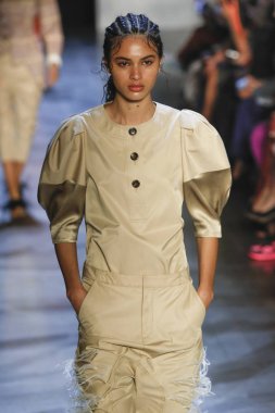 New York, Ny - Eylül 09: Prabal Gurung pist göster New York moda haftası sırasında bir modeli yürüyüşler: gösterir Galerisi ben New York'ta 9 Eylül 2018 bahar stüdyolarında.