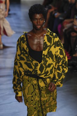 New York, Ny - Eylül 09: Prabal Gurung pist göster New York moda haftası sırasında bir modeli yürüyüşler: gösterir Galerisi ben New York'ta 9 Eylül 2018 bahar stüdyolarında.