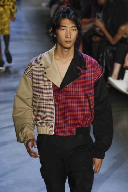 New York, Ny - Eylül 09: Prabal Gurung pist göster New York moda haftası sırasında bir modeli yürüyüşler: gösterir Galerisi ben New York'ta 9 Eylül 2018 bahar stüdyolarında.