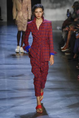 New York, Ny - Eylül 09: Prabal Gurung pist göster New York moda haftası sırasında bir modeli yürüyüşler: gösterir Galerisi ben New York'ta 9 Eylül 2018 bahar stüdyolarında.