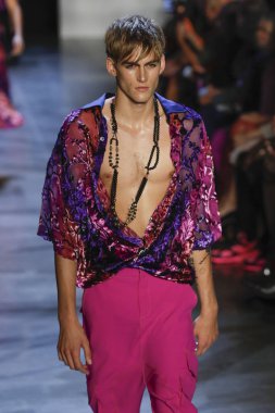 New York, Ny - Eylül 09: Prabal Gurung pist göster New York moda haftası sırasında bir modeli yürüyüşler: gösterir Galerisi ben New York'ta 9 Eylül 2018 bahar stüdyolarında.