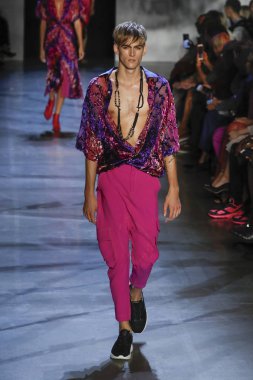 New York, Ny - Eylül 09: Prabal Gurung pist göster New York moda haftası sırasında bir modeli yürüyüşler: gösterir Galerisi ben New York'ta 9 Eylül 2018 bahar stüdyolarında.