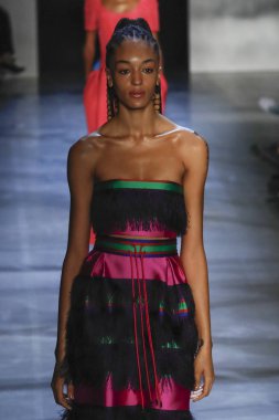 New York, Ny - Eylül 09: Prabal Gurung pist göster New York moda haftası sırasında bir modeli yürüyüşler: gösterir Galerisi ben New York'ta 9 Eylül 2018 bahar stüdyolarında.