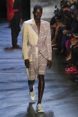 New York, Ny - Eylül 09: Prabal Gurung pist göster New York moda haftası sırasında bir modeli yürüyüşler: gösterir Galerisi ben New York'ta 9 Eylül 2018 bahar stüdyolarında.