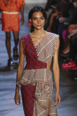 New York, Ny - Eylül 09: Prabal Gurung pist göster New York moda haftası sırasında bir modeli yürüyüşler: gösterir Galerisi ben New York'ta 9 Eylül 2018 bahar stüdyolarında.