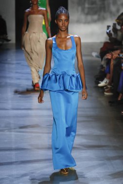 New York, Ny - Eylül 09: Prabal Gurung pist göster New York moda haftası sırasında bir modeli yürüyüşler: gösterir Galerisi ben New York'ta 9 Eylül 2018 bahar stüdyolarında.