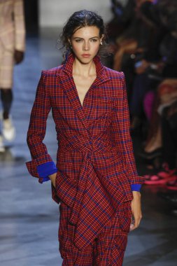 New York, Ny - Eylül 09: Prabal Gurung pist göster New York moda haftası sırasında bir modeli yürüyüşler: gösterir Galerisi ben New York'ta 9 Eylül 2018 bahar stüdyolarında.