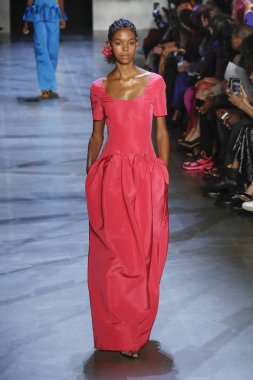 New York, Ny - Eylül 09: Prabal Gurung pist göster New York moda haftası sırasında bir modeli yürüyüşler: gösterir Galerisi ben New York'ta 9 Eylül 2018 bahar stüdyolarında.