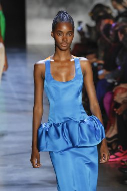 New York, Ny - Eylül 09: Prabal Gurung pist göster New York moda haftası sırasında bir modeli yürüyüşler: gösterir Galerisi ben New York'ta 9 Eylül 2018 bahar stüdyolarında.