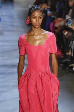 New York, Ny - Eylül 09: Prabal Gurung pist göster New York moda haftası sırasında bir modeli yürüyüşler: gösterir Galerisi ben New York'ta 9 Eylül 2018 bahar stüdyolarında.