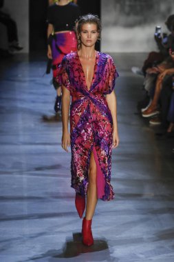 New York, Ny - Eylül 09: Prabal Gurung pist göster New York moda haftası sırasında bir modeli yürüyüşler: gösterir Galerisi ben New York'ta 9 Eylül 2018 bahar stüdyolarında.