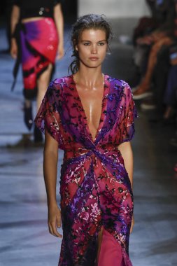 New York, Ny - Eylül 09: Prabal Gurung pist göster New York moda haftası sırasında bir modeli yürüyüşler: gösterir Galerisi ben New York'ta 9 Eylül 2018 bahar stüdyolarında.