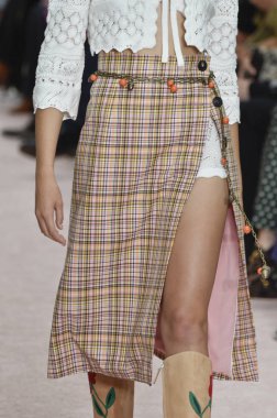 New York, Ny - 10 Eylül: Manken pist Carolina Herrera için New York moda haftası sırasında yürür: üzerinde gösterir 10 Eylül 2018 New York City.