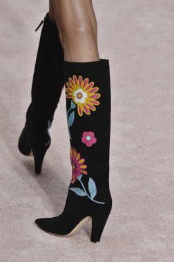 New York, Ny - 10 Eylül: Manken pist Carolina Herrera için New York moda haftası sırasında yürür: üzerinde gösterir 10 Eylül 2018 New York City.