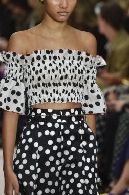 New York, Ny - 10 Eylül: Manken pist Carolina Herrera için New York moda haftası sırasında yürür: üzerinde gösterir 10 Eylül 2018 New York City.