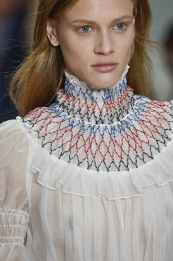 New York, Ny - 10 Eylül: Manken pist Carolina Herrera için New York moda haftası sırasında yürür: üzerinde gösterir 10 Eylül 2018 New York City.