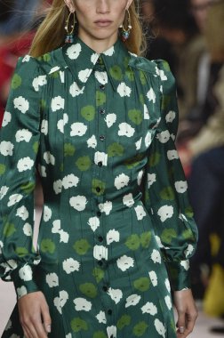 New York, Ny - 10 Eylül: Manken pist Carolina Herrera için New York moda haftası sırasında yürür: üzerinde gösterir 10 Eylül 2018 New York City.