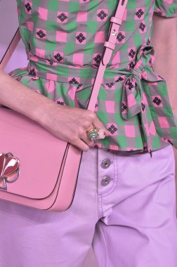 New York, Ny - Eylül 07: Bir model yürür pist için Kate Spade New York'ta New York City New York moda haftası New York Halk Kütüphanesi, 7 Eylül 2018.