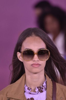 New York, Ny - Eylül 07: Bir model yürür pist için Kate Spade New York'ta New York City New York moda haftası New York Halk Kütüphanesi, 7 Eylül 2018.