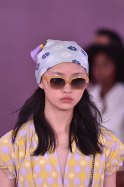 New York, Ny - Eylül 07: Bir model yürür pist için Kate Spade New York'ta New York City New York moda haftası New York Halk Kütüphanesi, 7 Eylül 2018.