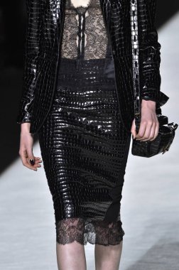 New York, Ny - Eylül 05: Tom Ford moda sırasında pist Show'da Eylül 2018 New York moda haftası Park Caddesi Tophane, 5 Eylül 2018 New York'ta bir modeli yürür.. 