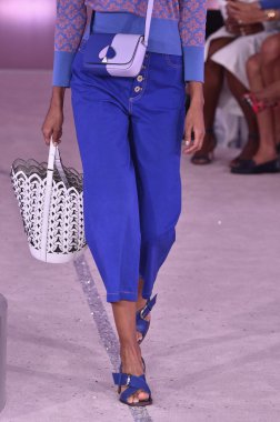 New York, Ny - Eylül 07: Bir model yürür pist için Kate Spade New York'ta New York City New York moda haftası New York Halk Kütüphanesi, 7 Eylül 2018.