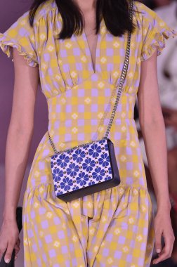 New York, Ny - Eylül 07: Bir model yürür pist için Kate Spade New York'ta New York City New York moda haftası New York Halk Kütüphanesi, 7 Eylül 2018.