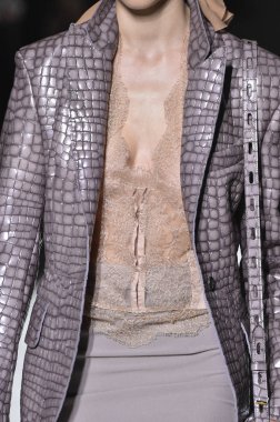 New York, Ny - Eylül 05: Tom Ford moda sırasında pist Show'da Eylül 2018 New York moda haftası Park Caddesi Tophane, 5 Eylül 2018 New York'ta bir modeli yürür.. 