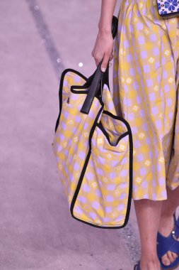 New York, Ny - Eylül 07: Bir model yürür pist için Kate Spade New York'ta New York City New York moda haftası New York Halk Kütüphanesi, 7 Eylül 2018.