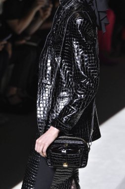 New York, Ny - Eylül 05: Tom Ford moda sırasında pist Show'da Eylül 2018 New York moda haftası Park Caddesi Tophane, 5 Eylül 2018 New York'ta bir modeli yürür.. 
