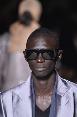 New York, Ny - Eylül 05: Tom Ford moda sırasında pist Show'da Eylül 2018 New York moda haftası Park Caddesi Tophane, 5 Eylül 2018 New York'ta bir modeli yürür.. 