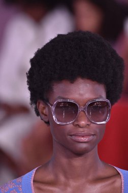 New York, Ny - Eylül 07: Bir model yürür pist için Kate Spade New York'ta New York City New York moda haftası New York Halk Kütüphanesi, 7 Eylül 2018.