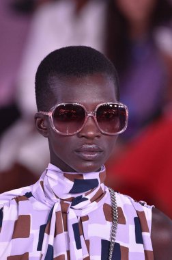 New York, Ny - Eylül 07: Bir model yürür pist için Kate Spade New York'ta New York City New York moda haftası New York Halk Kütüphanesi, 7 Eylül 2018.