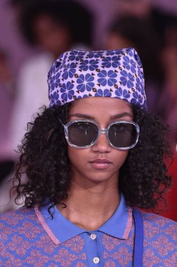 New York, Ny - Eylül 07: Bir model yürür pist için Kate Spade New York'ta New York City New York moda haftası New York Halk Kütüphanesi, 7 Eylül 2018.