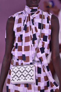 New York, Ny - Eylül 07: Bir model yürür pist için Kate Spade New York'ta New York City New York moda haftası New York Halk Kütüphanesi, 7 Eylül 2018.