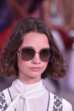 New York, Ny - Eylül 07: Bir model yürür pist için Kate Spade New York'ta New York City New York moda haftası New York Halk Kütüphanesi, 7 Eylül 2018.