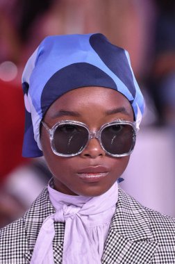 New York, Ny - Eylül 07: Bir model yürür pist için Kate Spade New York'ta New York City New York moda haftası New York Halk Kütüphanesi, 7 Eylül 2018.