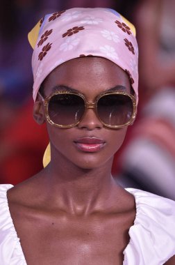 New York, Ny - Eylül 07: Bir model yürür pist için Kate Spade New York'ta New York City New York moda haftası New York Halk Kütüphanesi, 7 Eylül 2018.