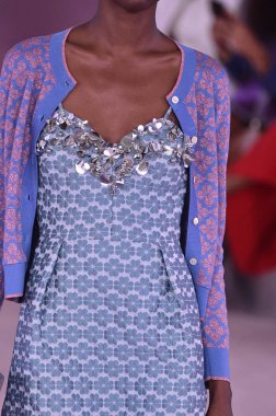 New York, Ny - Eylül 07: Bir model yürür pist için Kate Spade New York'ta New York City New York moda haftası New York Halk Kütüphanesi, 7 Eylül 2018.