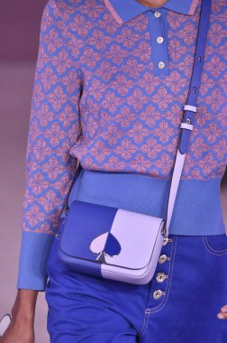 New York, Ny - Eylül 07: Bir model yürür pist için Kate Spade New York'ta New York City New York moda haftası New York Halk Kütüphanesi, 7 Eylül 2018.